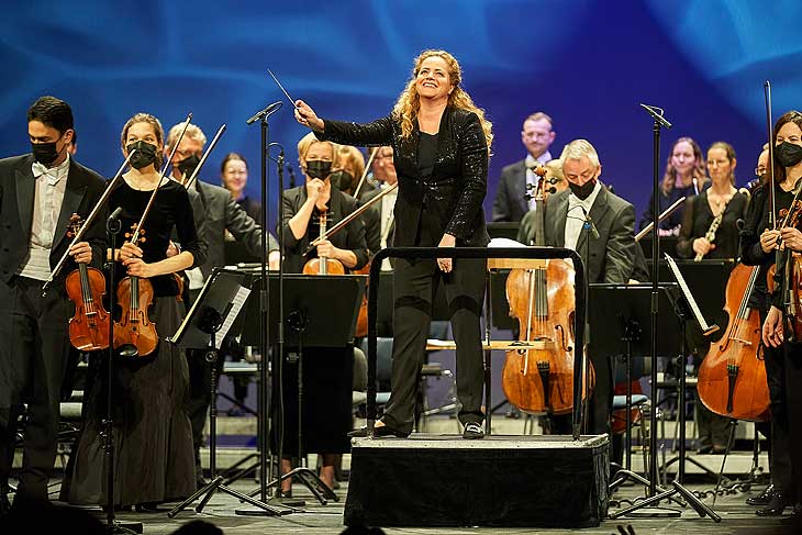 Dirigentin Speranza Scappucci beim 26. Advents- Benefizkonzert im Cuvillés Theater am 13. Dezember 2021 am 13. Dezember 2021 (©Foto: Jens Hartmann/BMW )